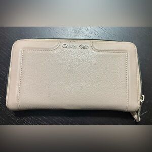 Calvin Klein Cream Clutch Elegant and Versatile